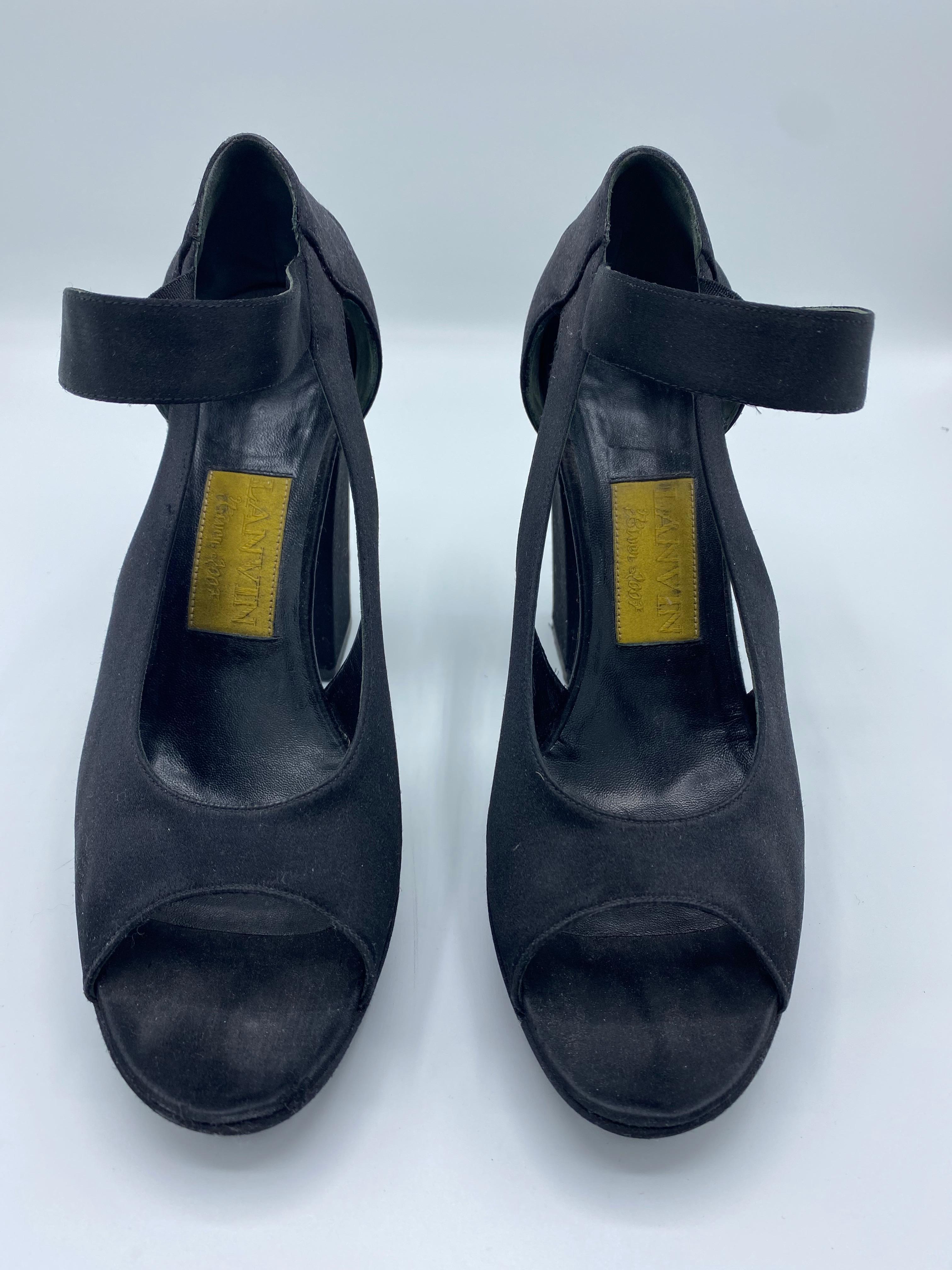 Détails du produit :

Ces chaussures ont été conçues par Lanvin en France. Elles sont dotées d'un bout ouvert, d'une bride avec fermeture à bouton et d'un talon d'une hauteur de 4,5 pouces.