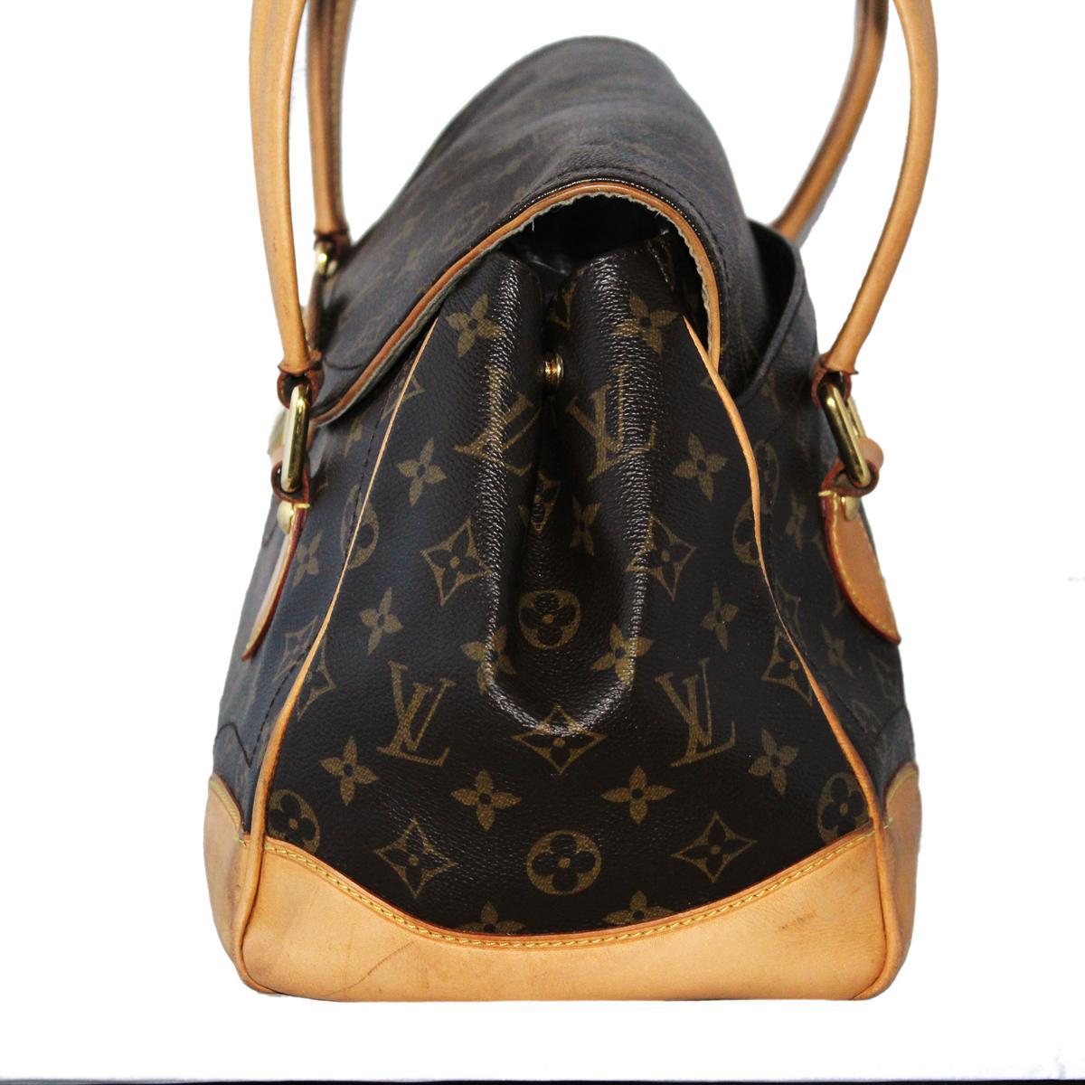 Iconic Louis Vuitton Beverly Bag
2007 Collection
Monogram
Two leather handles
Golden metal closure
Large external pocket
Suede internal
Internal pocket and small holder
Cm 36 x 22 x 20 (14.1 x 8.6 x 7.8 inches)
With dustbag
Worldwide express