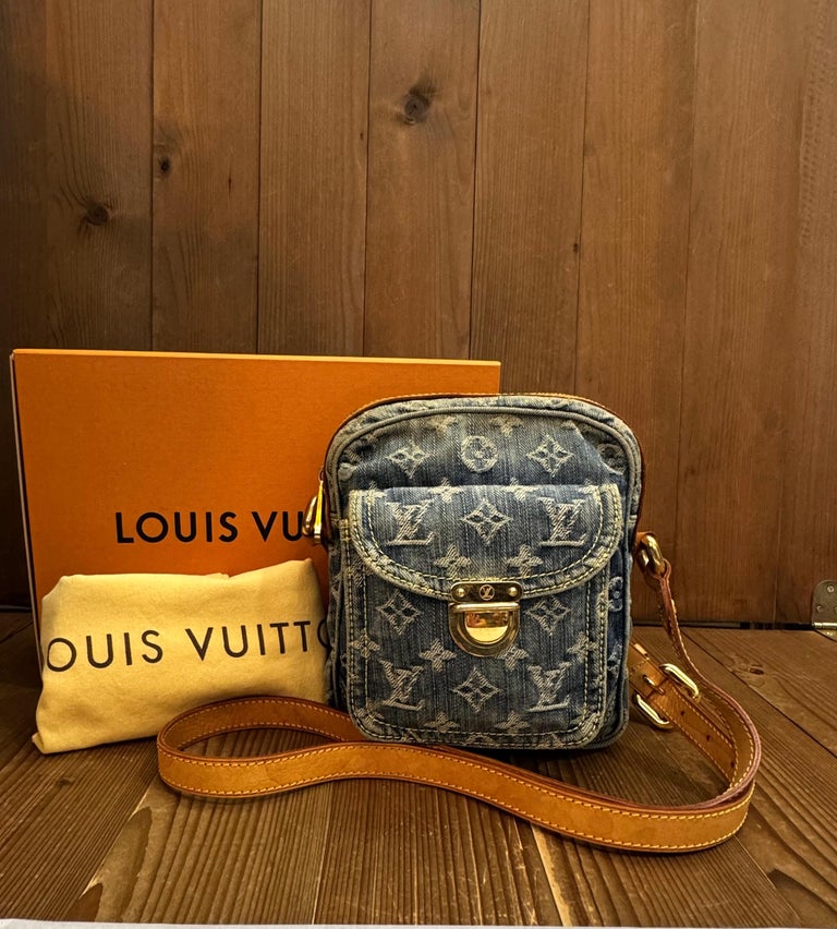 2007 LOUIS VUITTON Blue Monogram Denim Amazon Camera 2007 LOUIS VUITTON Blue Monogram Denim Amazon Camera