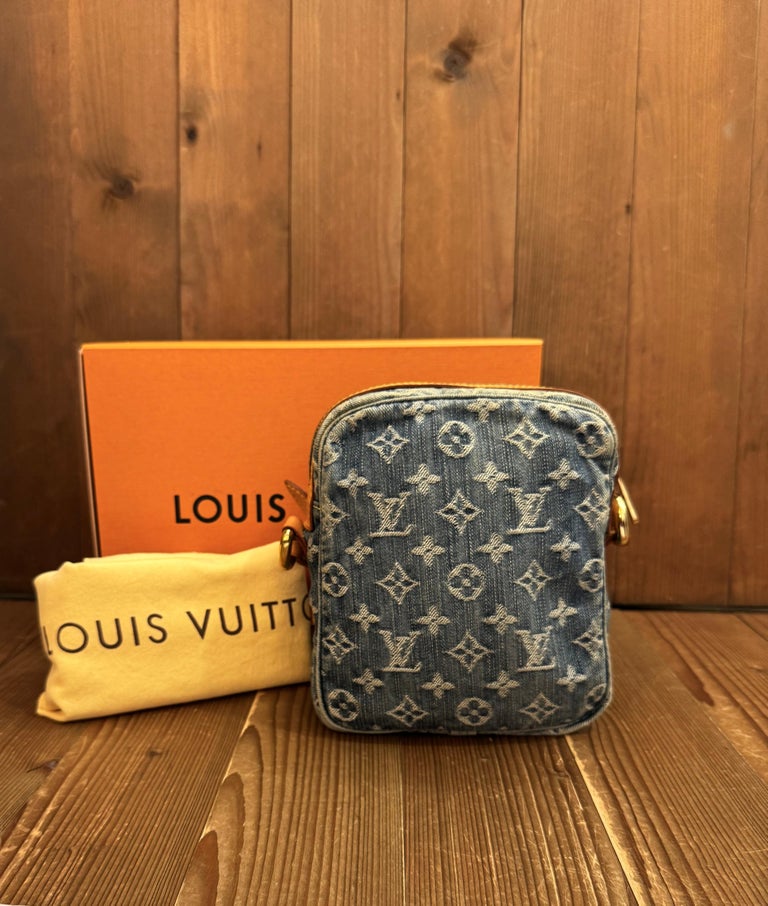 2007 LOUIS VUITTON Blue Monogram Denim Amazon Camera 2007 LOUIS VUITTON Blue Monogram Denim Amazon Camera