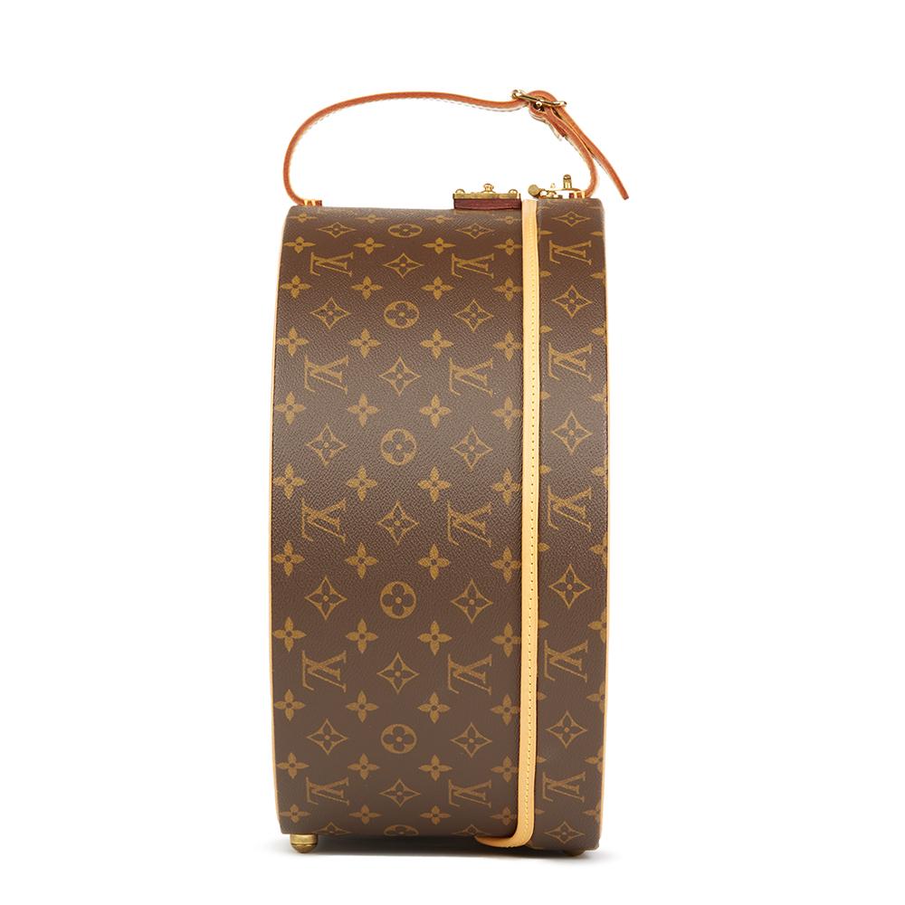 LOUIS VUITTON
Brown Monogram Coated Canvas Boite Chapeaux 40

Reference: HB2385
Serial Number: AS0057
Age (Circa): 2007
Accompanied By: Louis Vuitton Dust Bag, Luggage Tag, Keys
Authenticity Details: Date Stamp (Made in France)
Gender: Unisex
Type:
