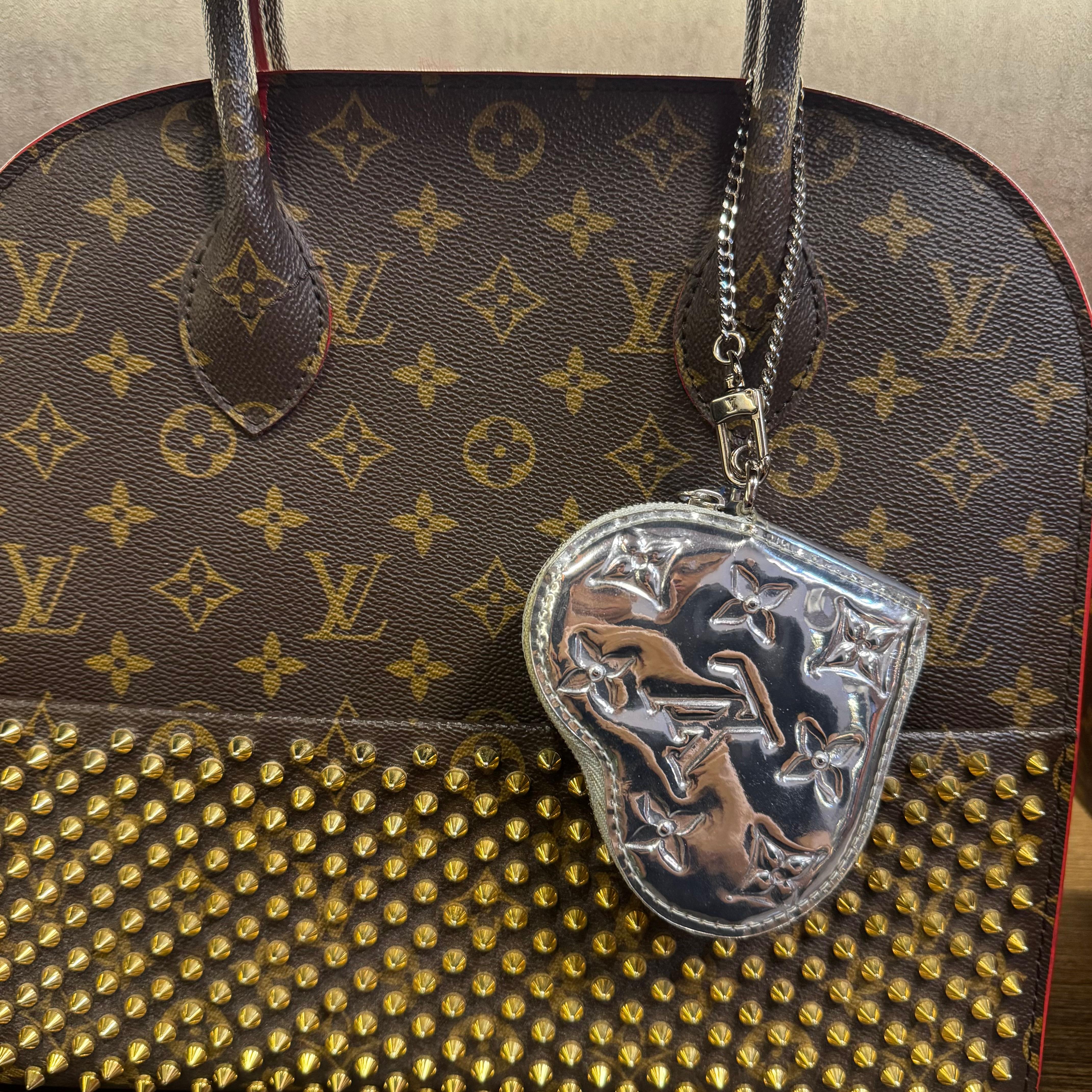 Bellissimo charm da collezione per borsa Louis Vuitton a forma di cuore in argento con Monogram Vernis. Graffi visibili su tutta la superficie, ma non troppo evidenti dato che l'articolo è riflettente. Lievi sfregamenti intorno alla zipline. Viene