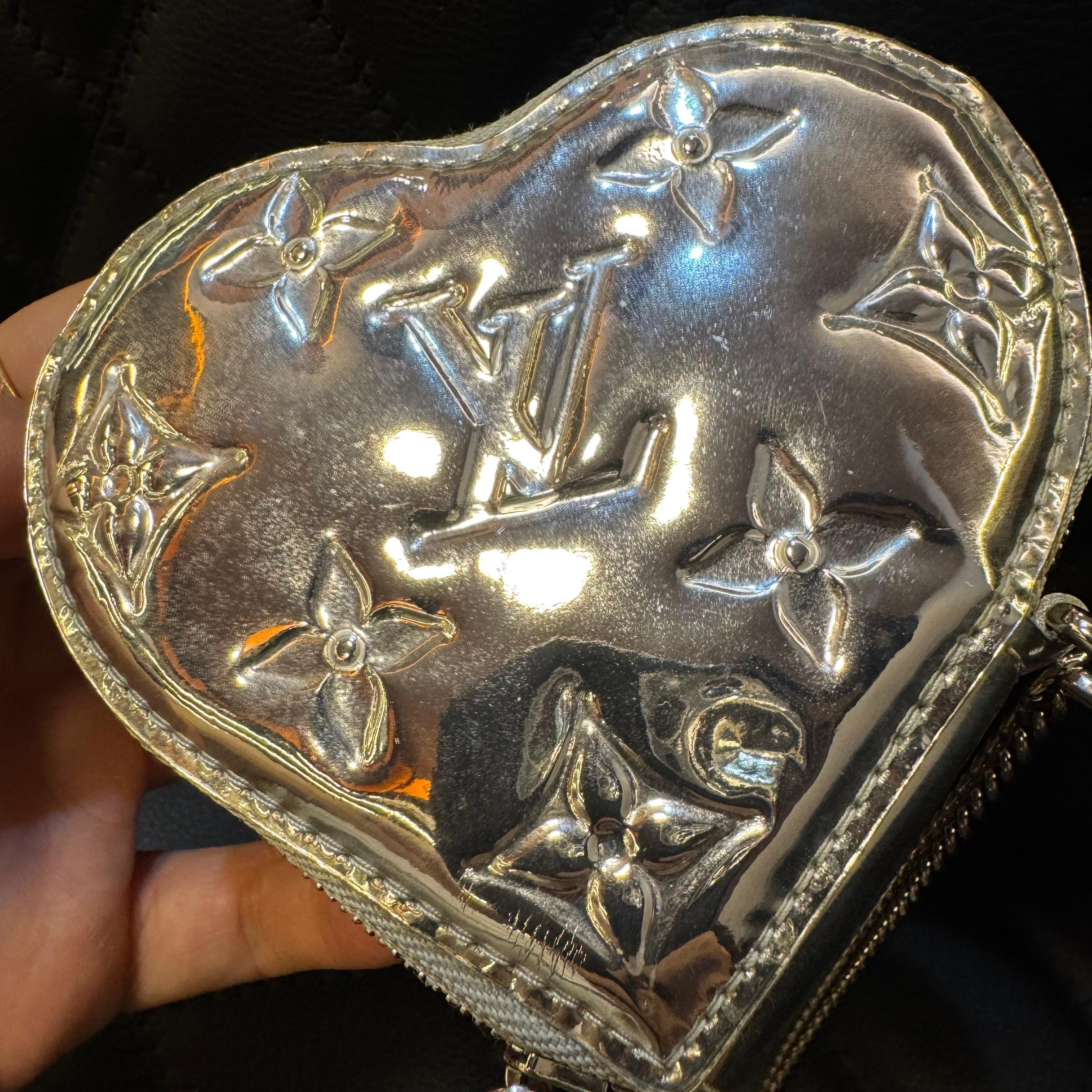 2007 Louis Vuitton Silver Monogram Vernis Cuore Borsa Charm In condizioni buone in vendita a Jakarta, Daerah Khusus Ibukota Jakarta
