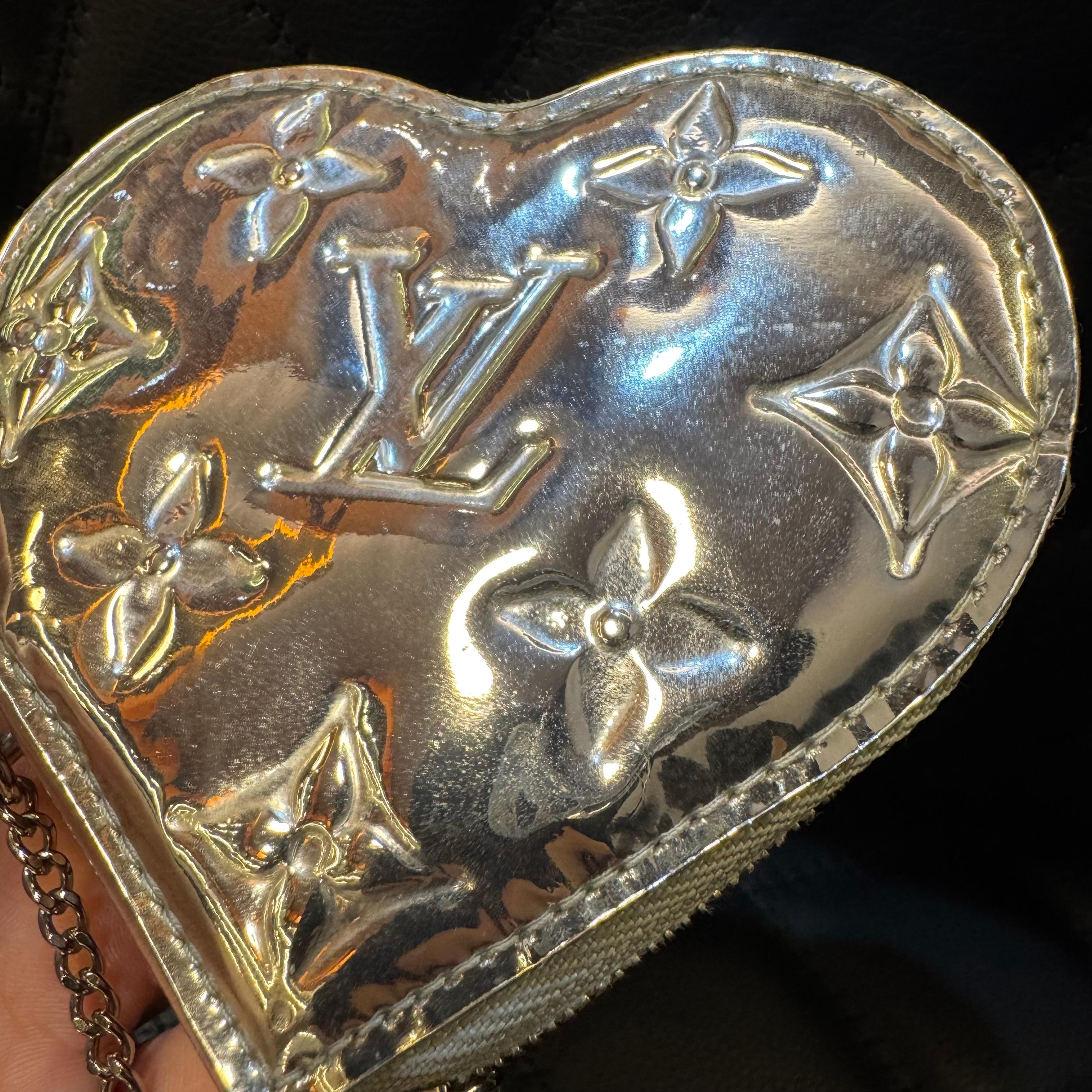 da uomo o donna 2007 Louis Vuitton Silver Monogram Vernis Cuore Borsa Charm in vendita
