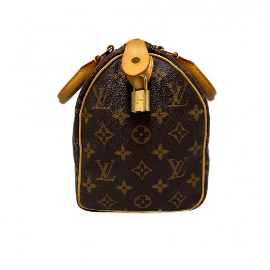 Beautiful Louis Vuitton brown Speedy 25 bag
Condition: very good
Made in France
Material : Monogram coated canvas, natural leather
Interior : brown textile
Color: brown
Dimensions : 25 x 19 x 15 cm
Serial number : MB00...
Year: 2007
Hardware :