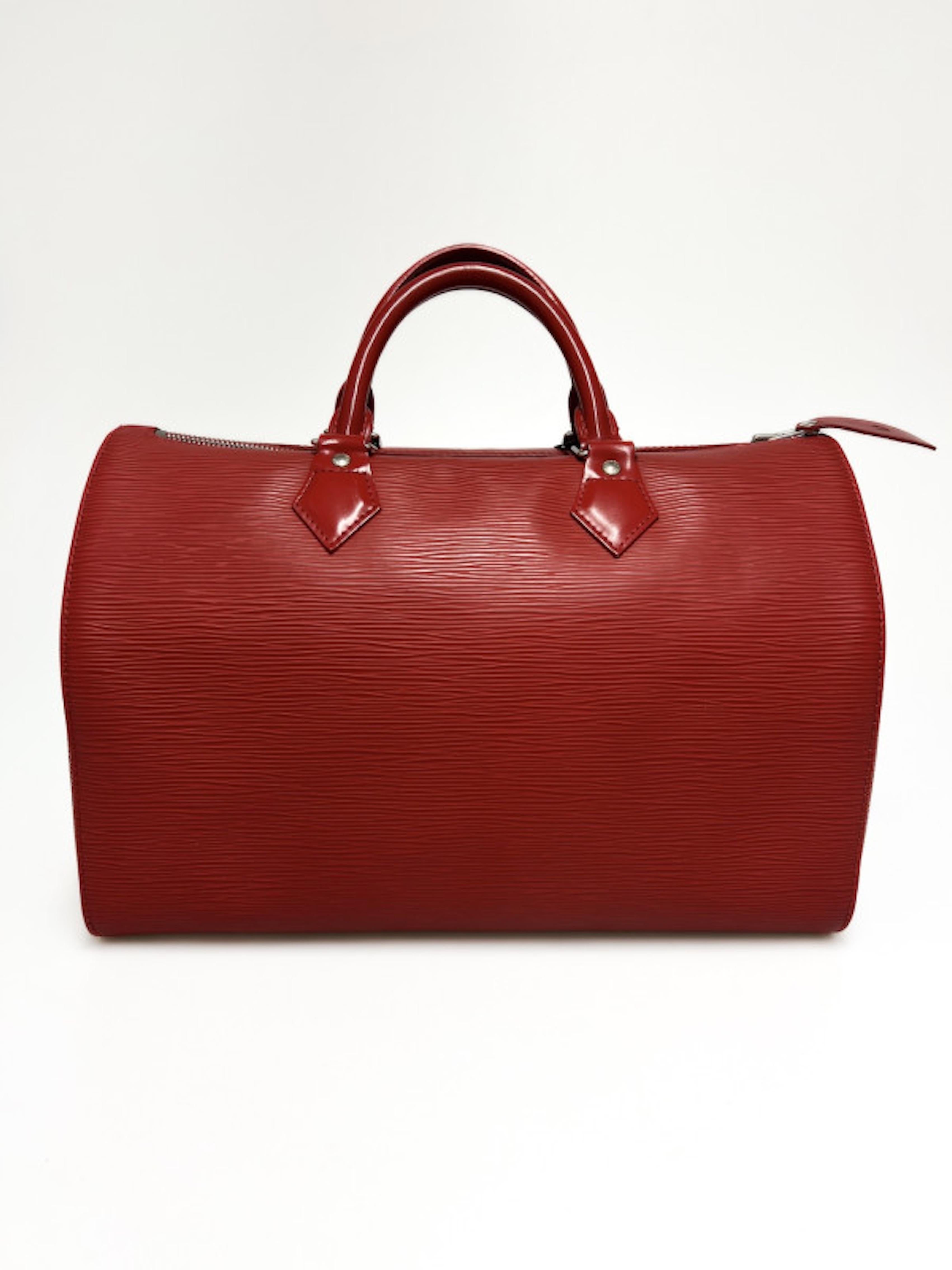 Bellissima Louis Vuitton Speedy 35 in pelle rossa épi del 2007, in ottime condizioni. 
Cerniera che si apre su un ampio spazio di archiviazione con due tasche piatte, nessuna macchia sulla fodera interna. Può essere indossato a mano. Una tasca