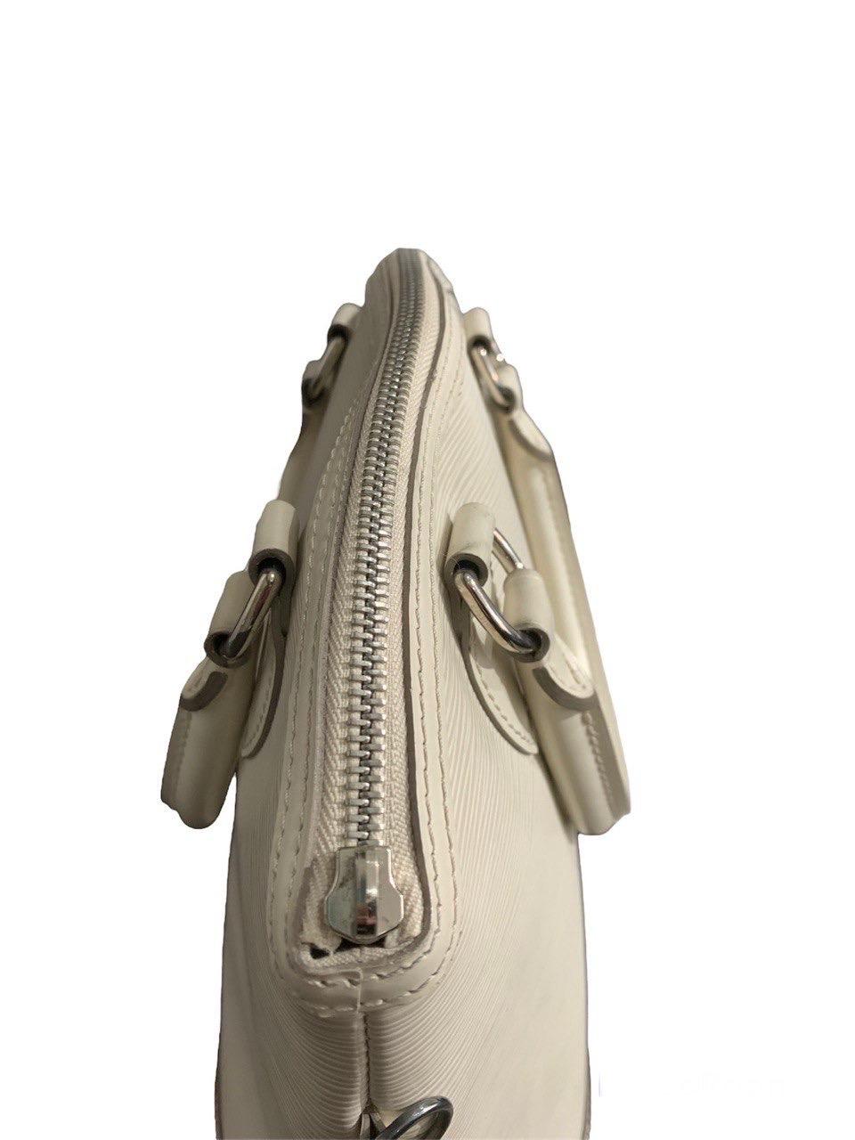 Louis Vuitton signed bag, Lockit model, size PM, made in white epi canvas and silver hardware. Equipped with a zip closure, internally lined in white alcantara, quite roomy. Equipped with a double rigid handle and a removable and adjustable leather