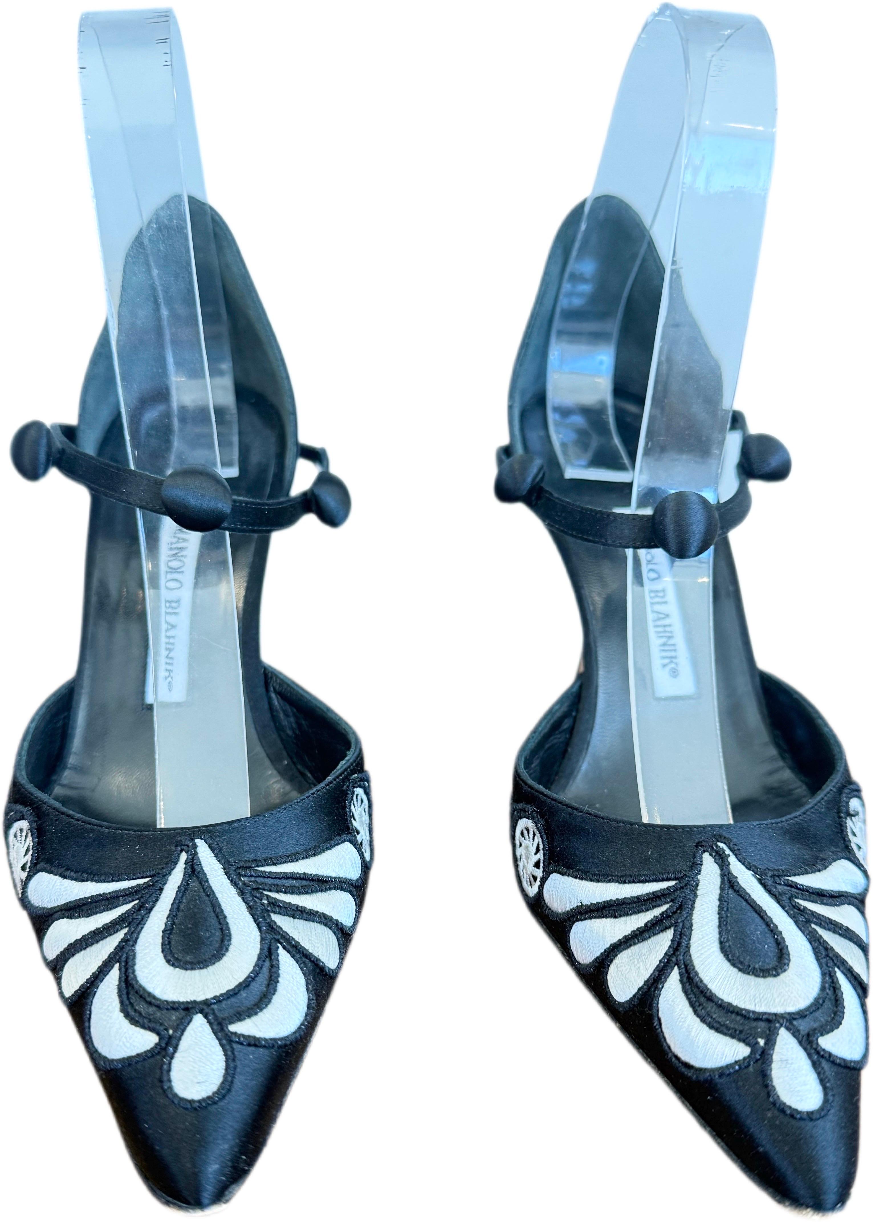 Celebra un pezzo raro della storia della moda con questi tacchi vintage in raso in edizione limitata di Manolo Blahnik, creati esclusivamente per il 100° anniversario di Neiman Marcus nel 2007. Realizzati in lussuoso raso nero e splendidamente