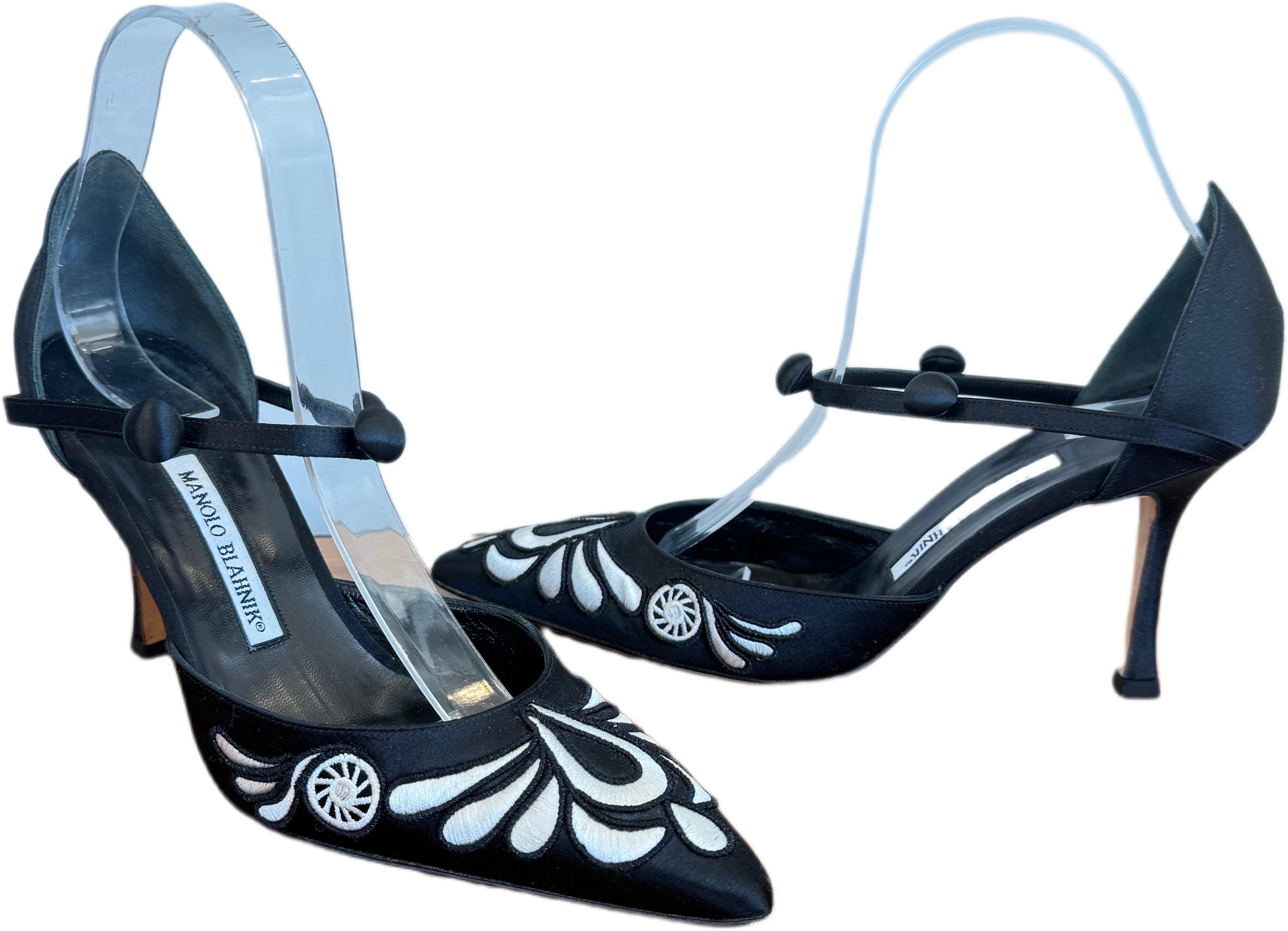 Donna 2007 Manolo Blahnik Edizione Limitata 38 / 8 Neiman Marcus Tacchi in Raso Ricamato in vendita