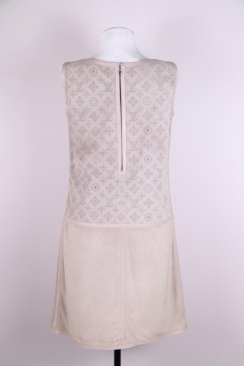 Abito in pelle Monogram Louis Vuitton della Collection 2007
Un raro pezzo vintage di una delle case di moda più iconiche. Realizzato in vera pelle con la classica stampa del Monogram di Louis Vuitton, questo abito unisce audacia ed eleganza,