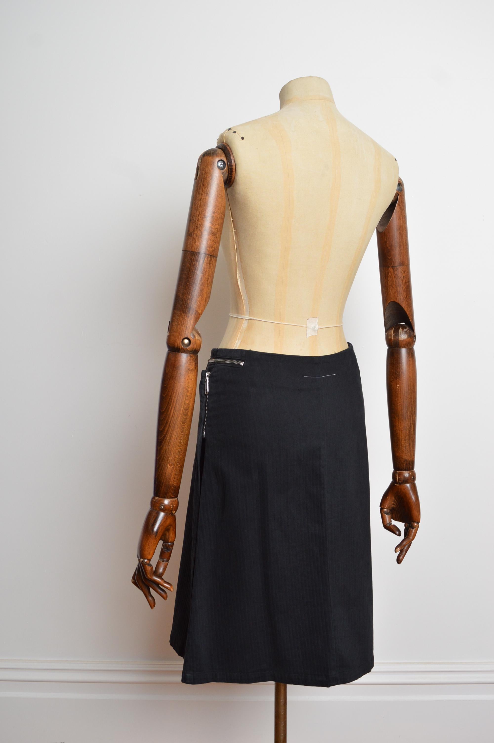2007 Martin Margiela MM6 Technical Black Knee Length Multi Chrome Zip Skirt en vente 2