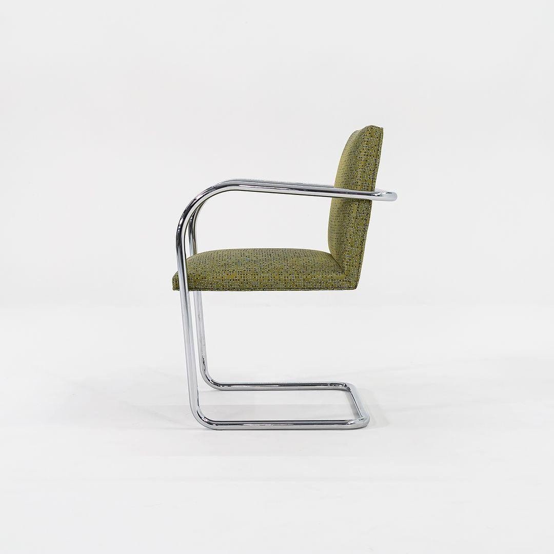 Dies ist ein Brünner Stahlrohrsessel, Modell 245A, ursprünglich entworfen von Mies van der Rohe im Jahr 1930. Der angegebene Preis beinhaltet einen Stuhl, und wir haben derzeit vier Stühle in diesem Stoff zum Kauf verfügbar. Diese besonderen Stühle
