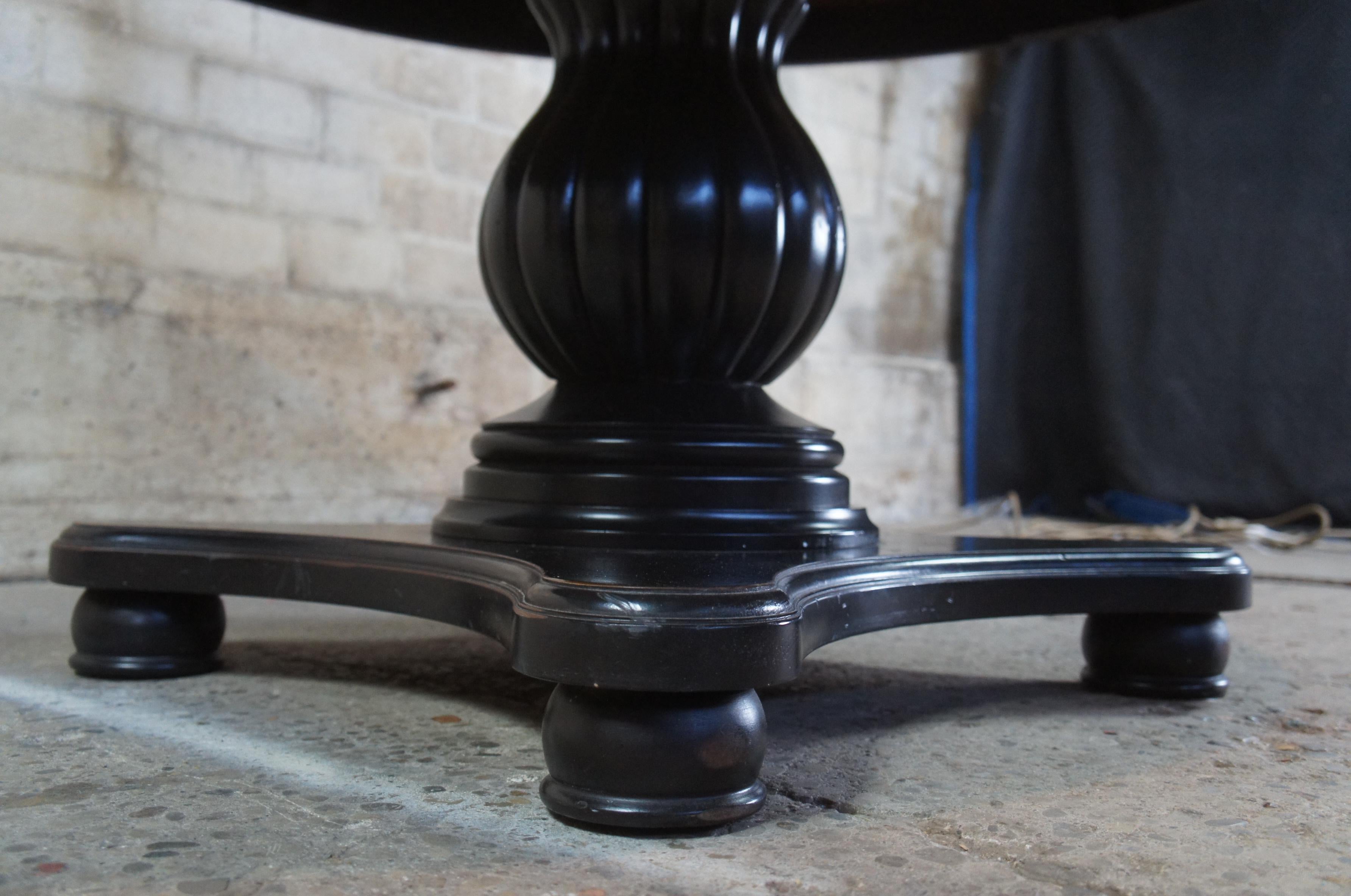 2007 Nichols & Stone Round Antiguan Maple Pedestal Extending Dining Table In Good Condition In Dayton, OH