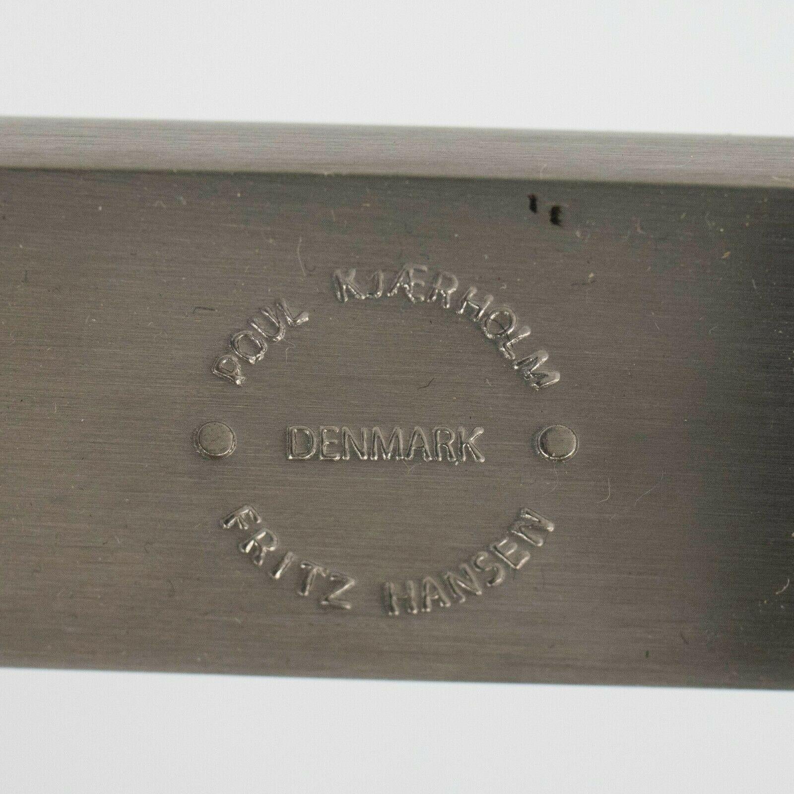 Zum Verkauf steht ein PK61 Couchtisch, entworfen von Poul Kjaerholm und hergestellt von Fritz Hansen in Dänemark. Dies ist ein ikonisches Werk von Kjaerholm mit versetzten Beinen und einer schön gemaserten Marmorplatte. Dieses Beispiel wurde in