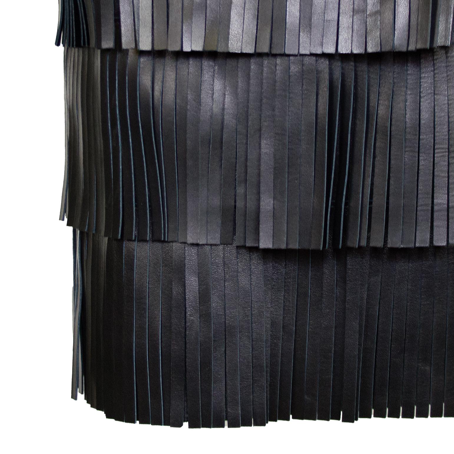 De las mujeres 2007 Prada Black Leather Fringe Skirt en venta
