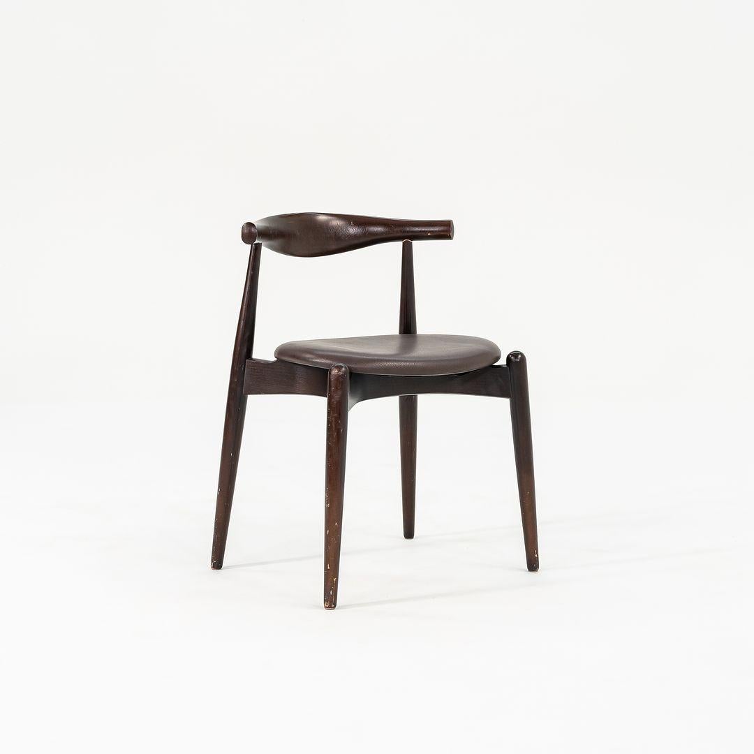 Questo è un set di sei sedie da pranzo a gomito originali CH20, disegnate inizialmente da Hans Wegner per Carl Hansen & Son nel 1956. Questo particolare gruppo risale al 2007 e il prezzo include il set di sei esemplari come mostrato. Il loro design