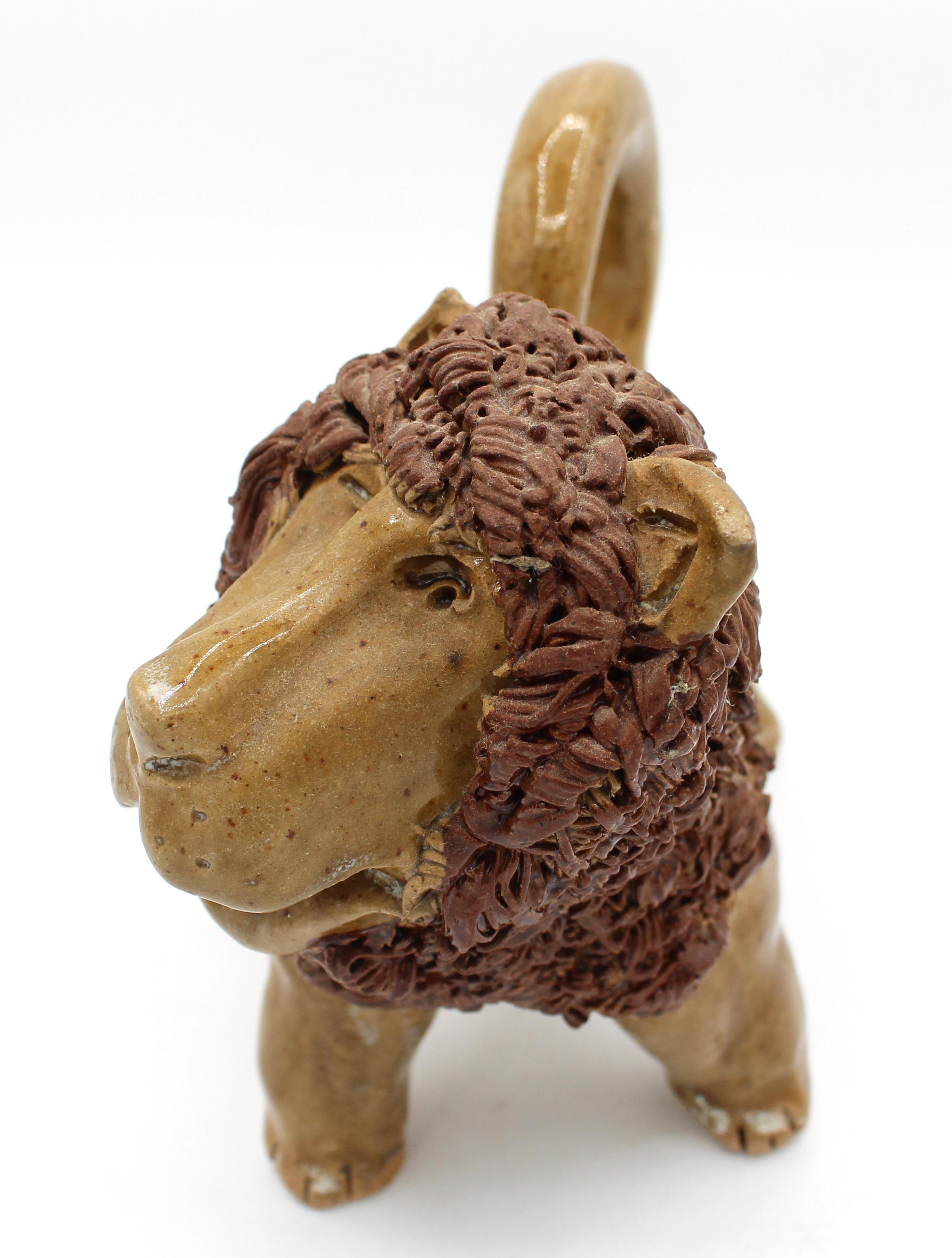 Lion en poterie signé en 2007 par Crystal King, Seagrove, NC. Les figurines d'animaux sont difficiles à trouver et très populaires - celle-ci avec un beau visage !
8,75