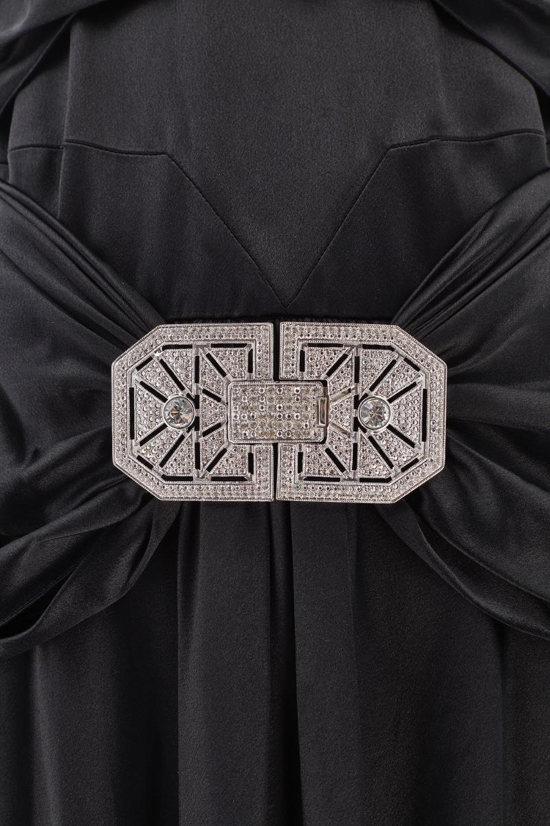 2007 Valentino ha documentato il suo abito in seta nera con fibbia Art Deco In condizioni ottime in vendita a London, GB