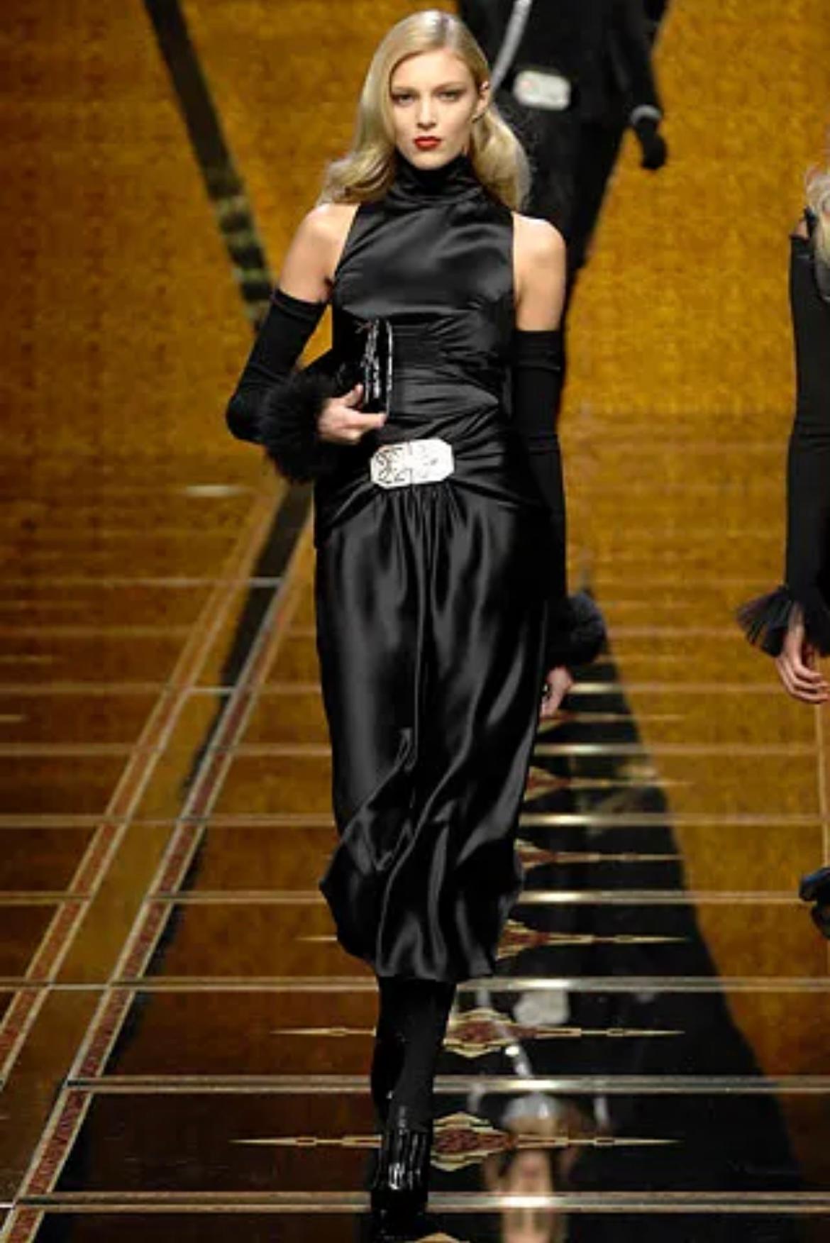 Donna 2007 Valentino ha documentato il suo abito in seta nera con fibbia Art Deco in vendita