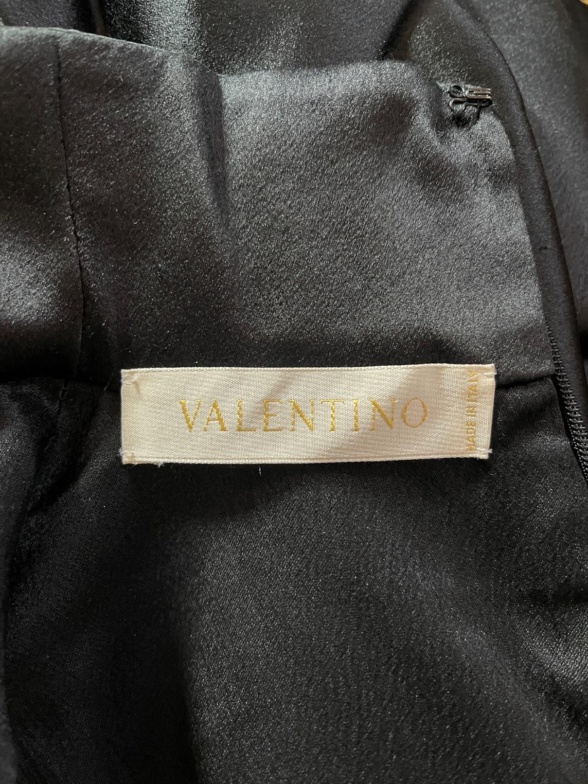 2007 Valentino ha documentato il suo abito in seta nera con fibbia Art Deco in vendita 2