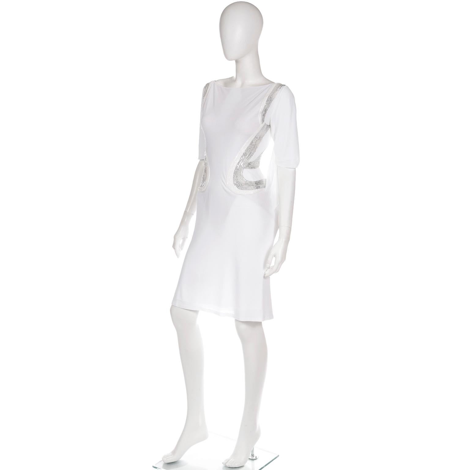 Versace - Robe blanche extensible avec paillettes argentées et dos nu ouvert, 2007 en vente 2