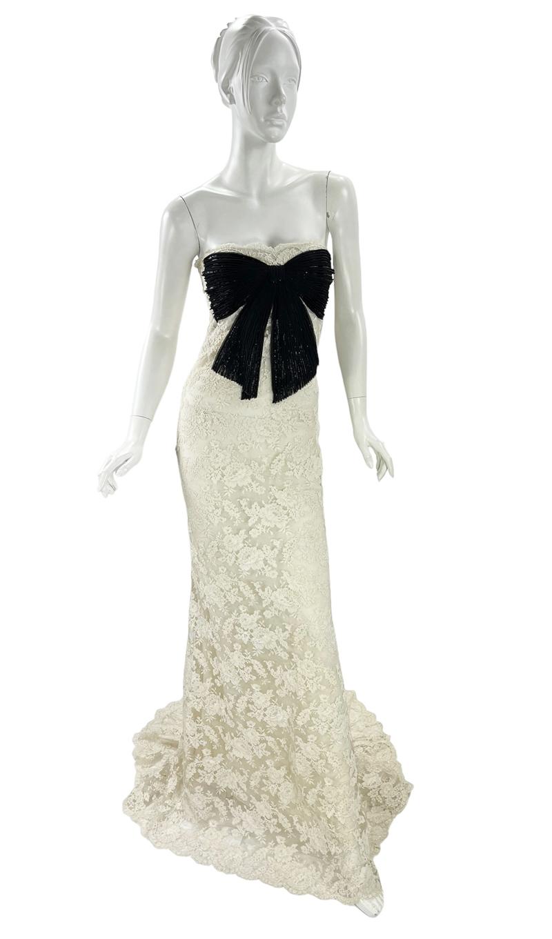 2007 Vintage Valentino lace gown with embellished bow Anne wore to Oscars In Excellent Condition For Sale In Montgomery, TX