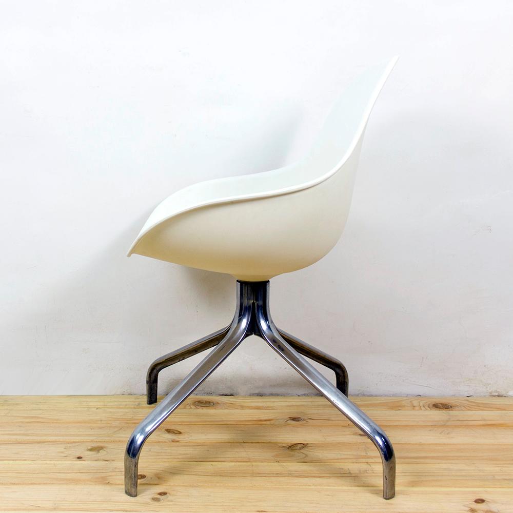 2007 Chaises pivotantes Jakob blanches de Chris Martin pour Ikea avec coussin d'appoint bleu en vente 5
