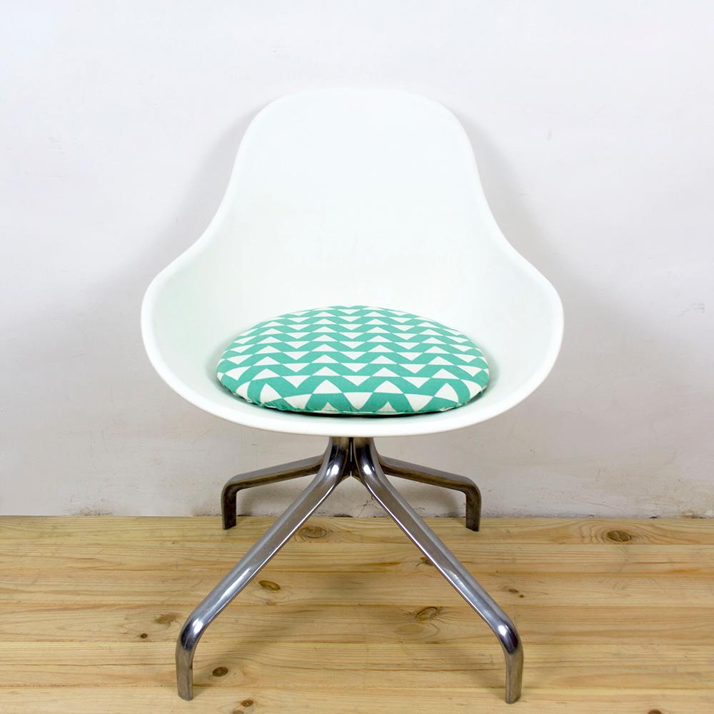 This set of 4 Jakob swivel chairs were designed by Chris Martin and retailed at Ikea in 2007. The space age design in unique and comfortable with a curved seat back seamlessly connected to the seat bottom. The seat structure is a white ABS plastic