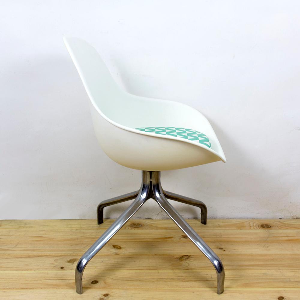 Ère spatiale 2007 Chaises pivotantes Jakob blanches de Chris Martin pour Ikea avec coussin d'appoint bleu en vente