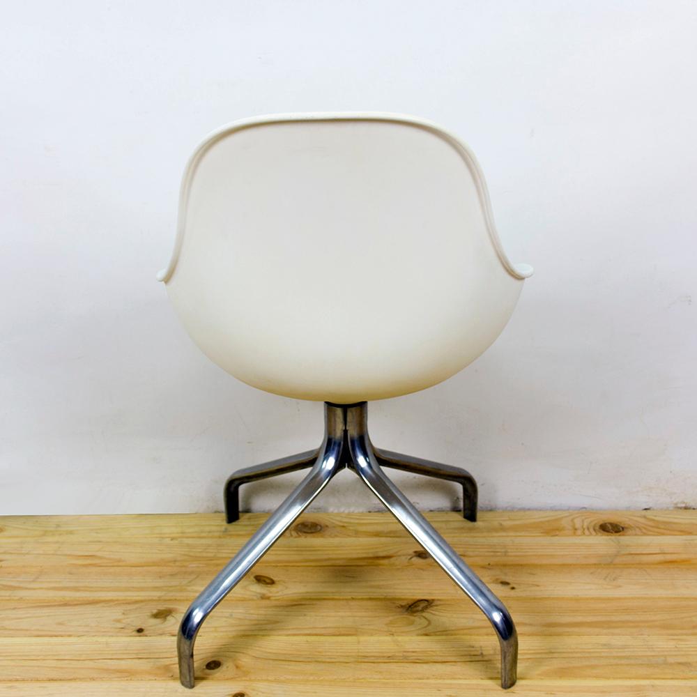 2007 White Jakob Swivel Chairs by Chris Martin for Ikea with Blue Accent Cushion In Good Condition For Sale In Barcelona, Barcelona