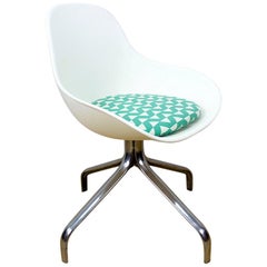 2007 Chaises pivotantes Jakob blanches de Chris Martin pour Ikea avec coussin d'appoint bleu
