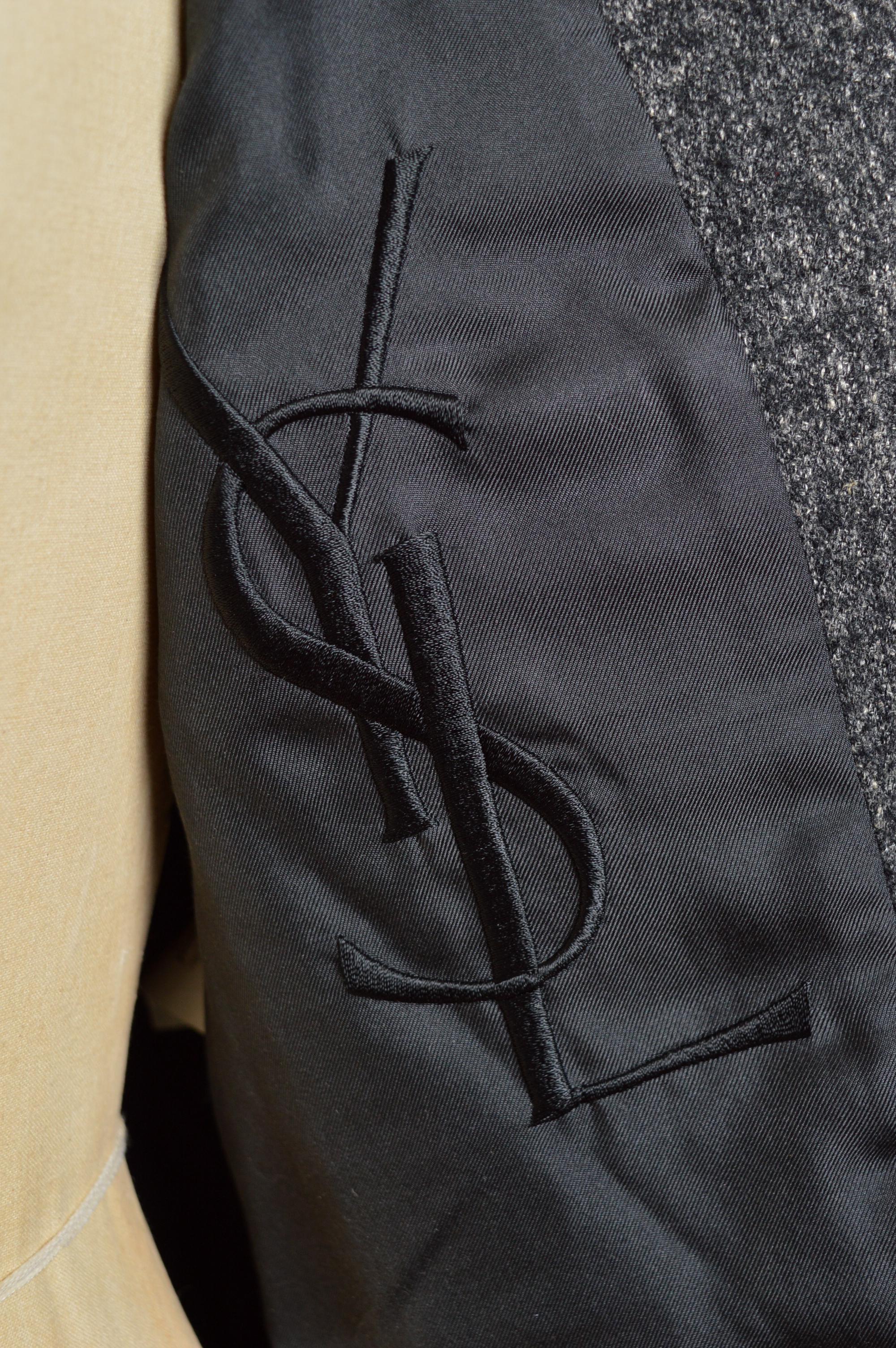 2007 Yves Saint Laurent Charcoal Grey Tailored Mottled Wool Military Blazer in vendita 4