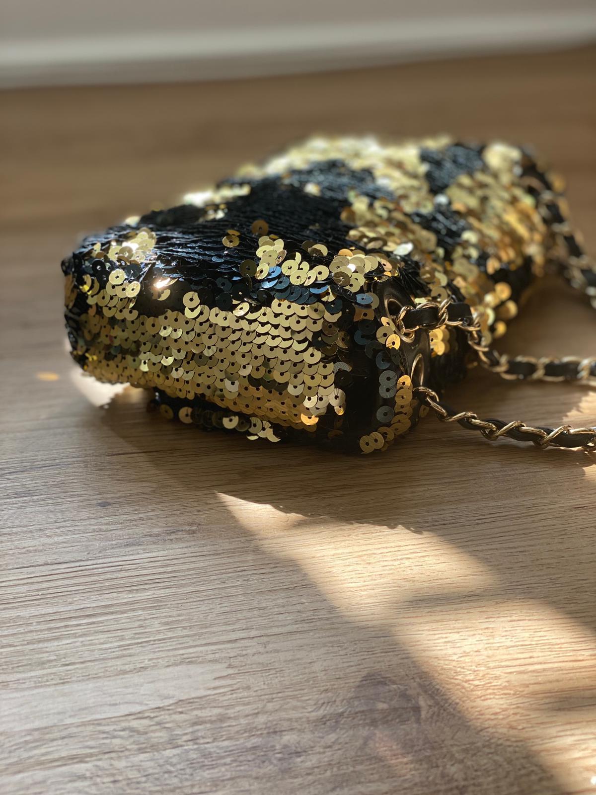 Sac à bandoulière à rabat à sequins dorés et bleu marine Chanel 2008-2009 en vente 4