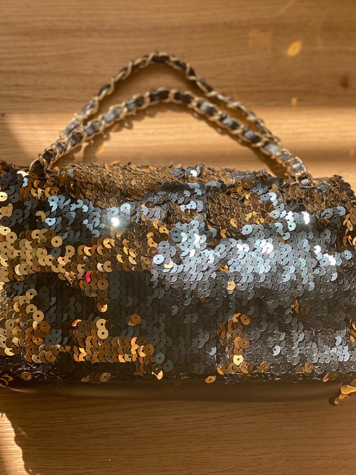 Extrêmement rare crossbody flap en paillettes or et bleu marine pour les nuits d'été.

Nouvel état, jamais porté

Livré avec sac à poussière et carte d'authenticité

Les paillettes sont transitoires/interchangeables et le sac peut être soit or et