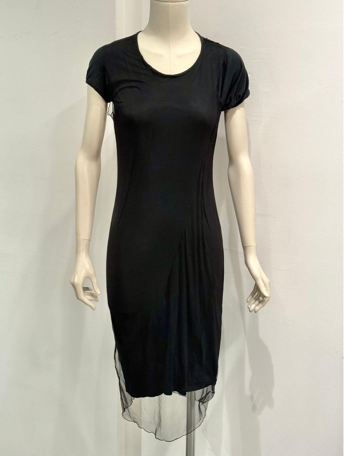 2008 Alexander McQueen - Robe à double épaisseur

Cette robe Alexander McQueen 2008 présente une construction raffinée à double épaisseur, mêlant une maille transparente à une doublure intérieure solide pour un jeu saisissant d'opacité et de