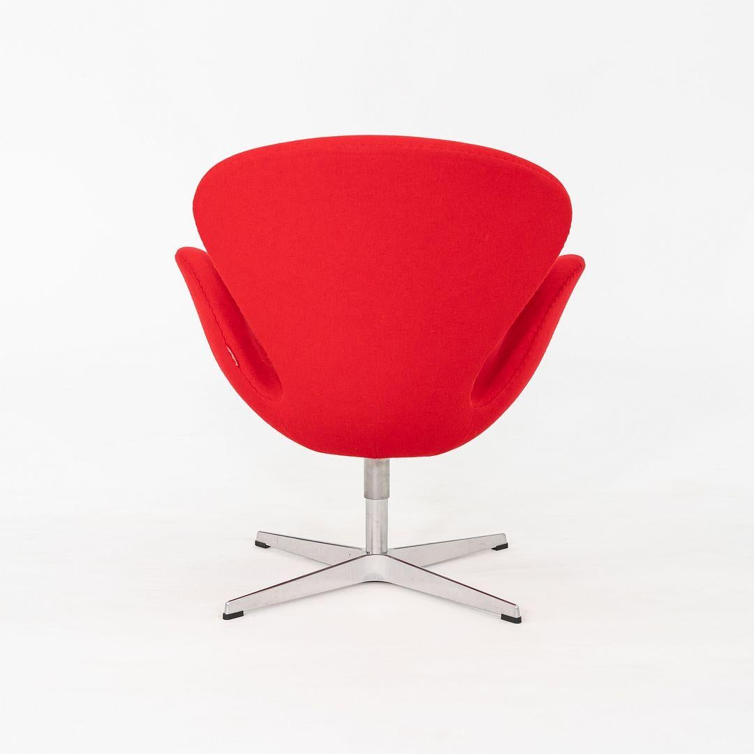 2008 Arne Jacobsen for Fritz Hansen Swan Lounge Chair in Red Fabric 3x Disponible en vente 3