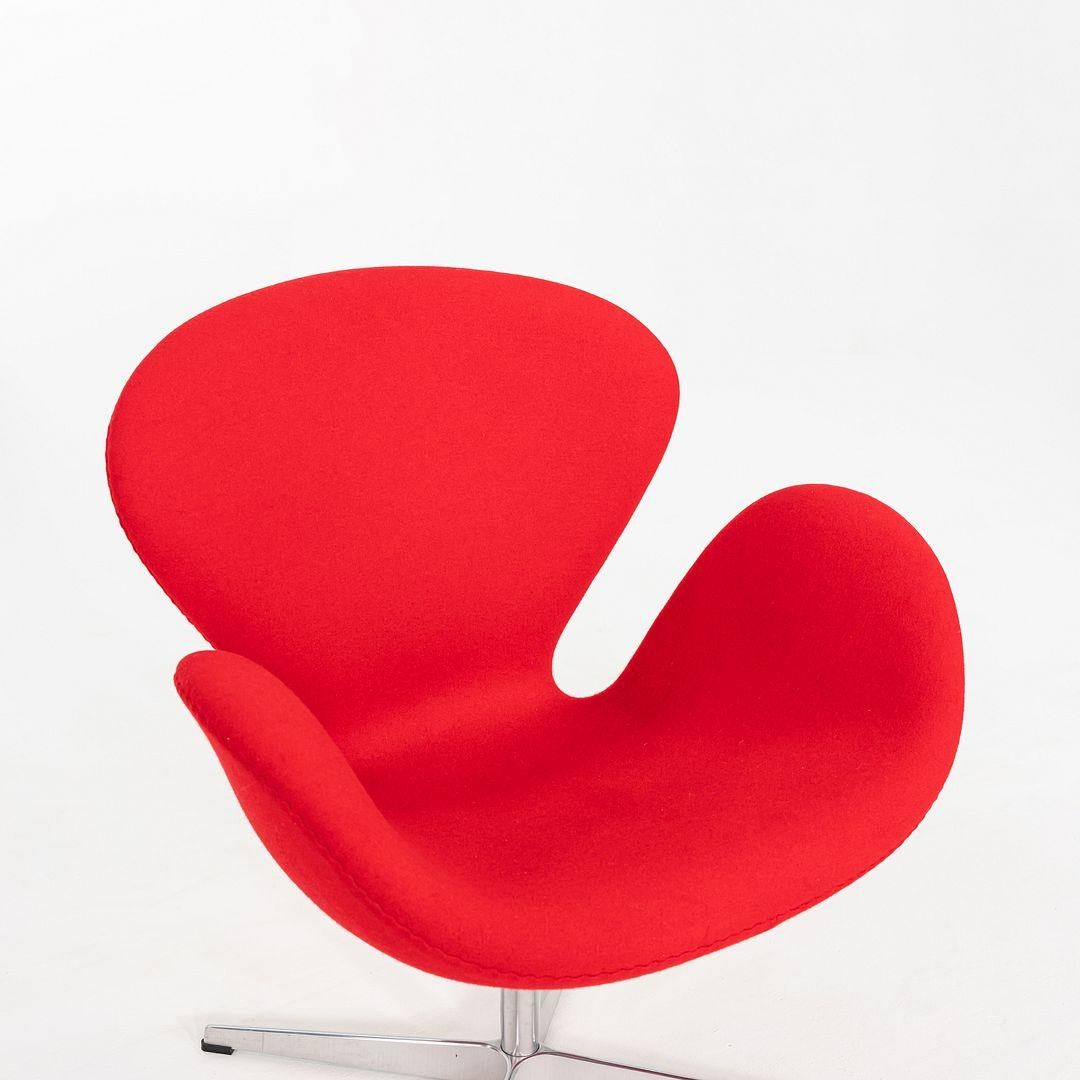 2008 Arne Jacobsen for Fritz Hansen Swan Lounge Chair in Red Fabric 3x Disponible en vente 4