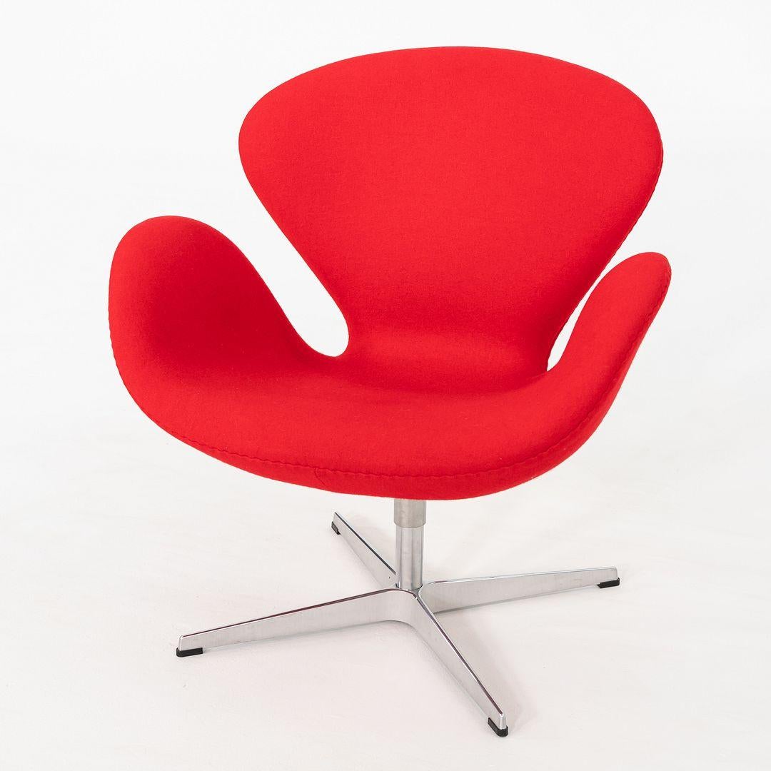 2008 Arne Jacobsen for Fritz Hansen Swan Lounge Chair in Red Fabric 3x Disponible en vente 5