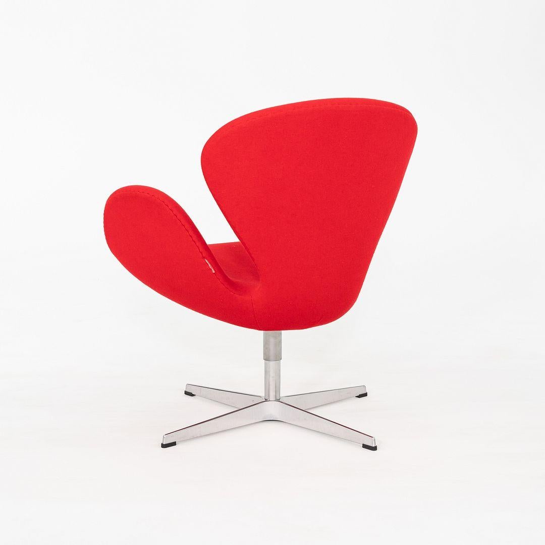 Il s'agit de chaises Swan, modèle 3320, conçues à l'origine par Arne Jacobsen pour Fritz Hansen en 1958. Ces exemples particuliers ont été produits par Fritz Hansen au Danemark en 2008. Ce modèle est doté d'une base en aluminium à 4 branches et est