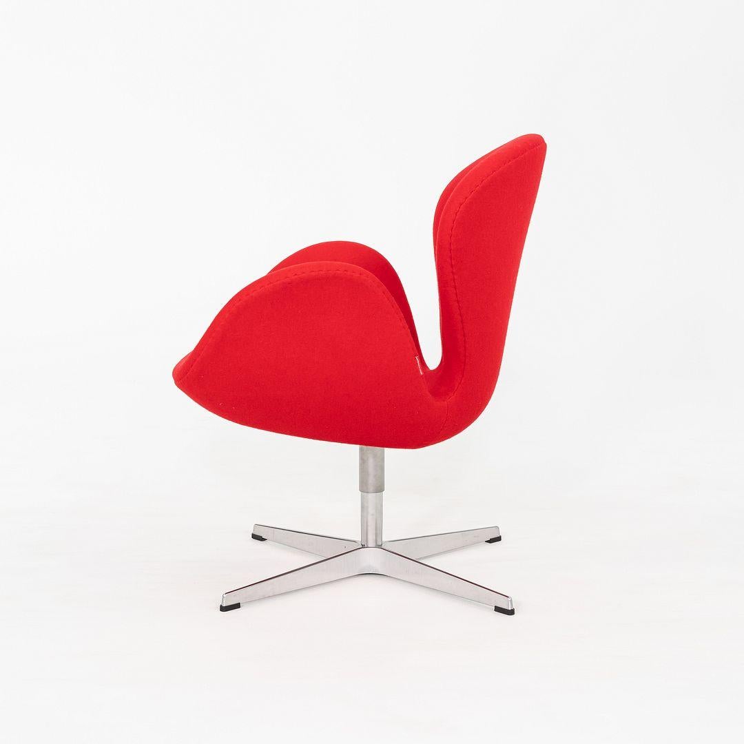 Moderne 2008 Arne Jacobsen for Fritz Hansen Swan Lounge Chair in Red Fabric 3x Disponible en vente