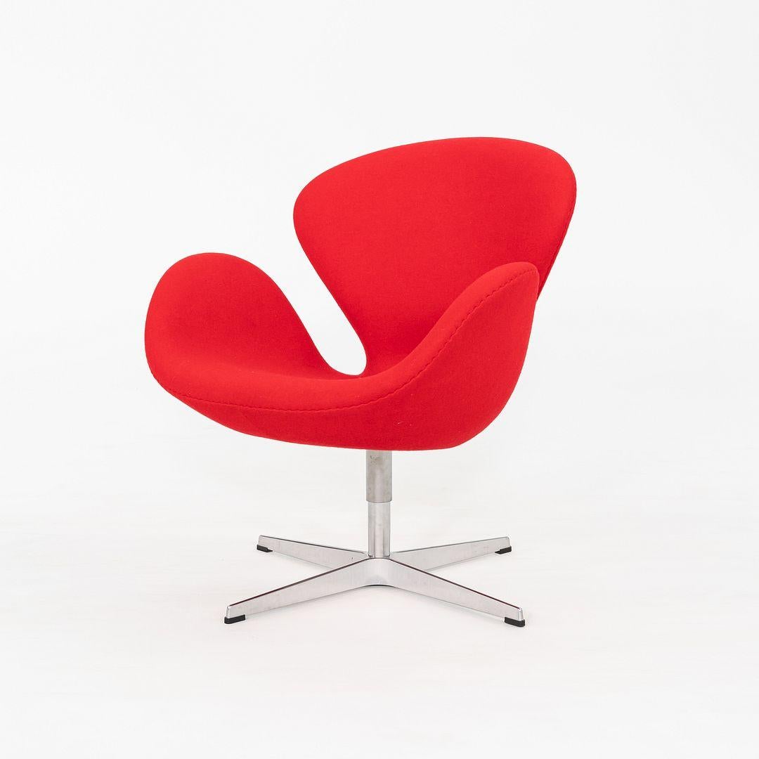 Danois 2008 Arne Jacobsen for Fritz Hansen Swan Lounge Chair in Red Fabric 3x Disponible en vente