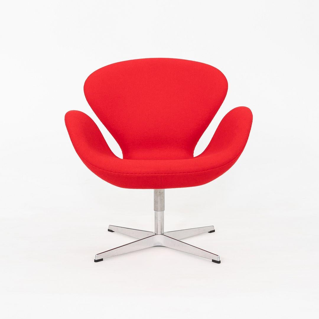 2008 Arne Jacobsen for Fritz Hansen Swan Lounge Chair in Red Fabric 3x Disponible Bon état - En vente à Philadelphia, PA