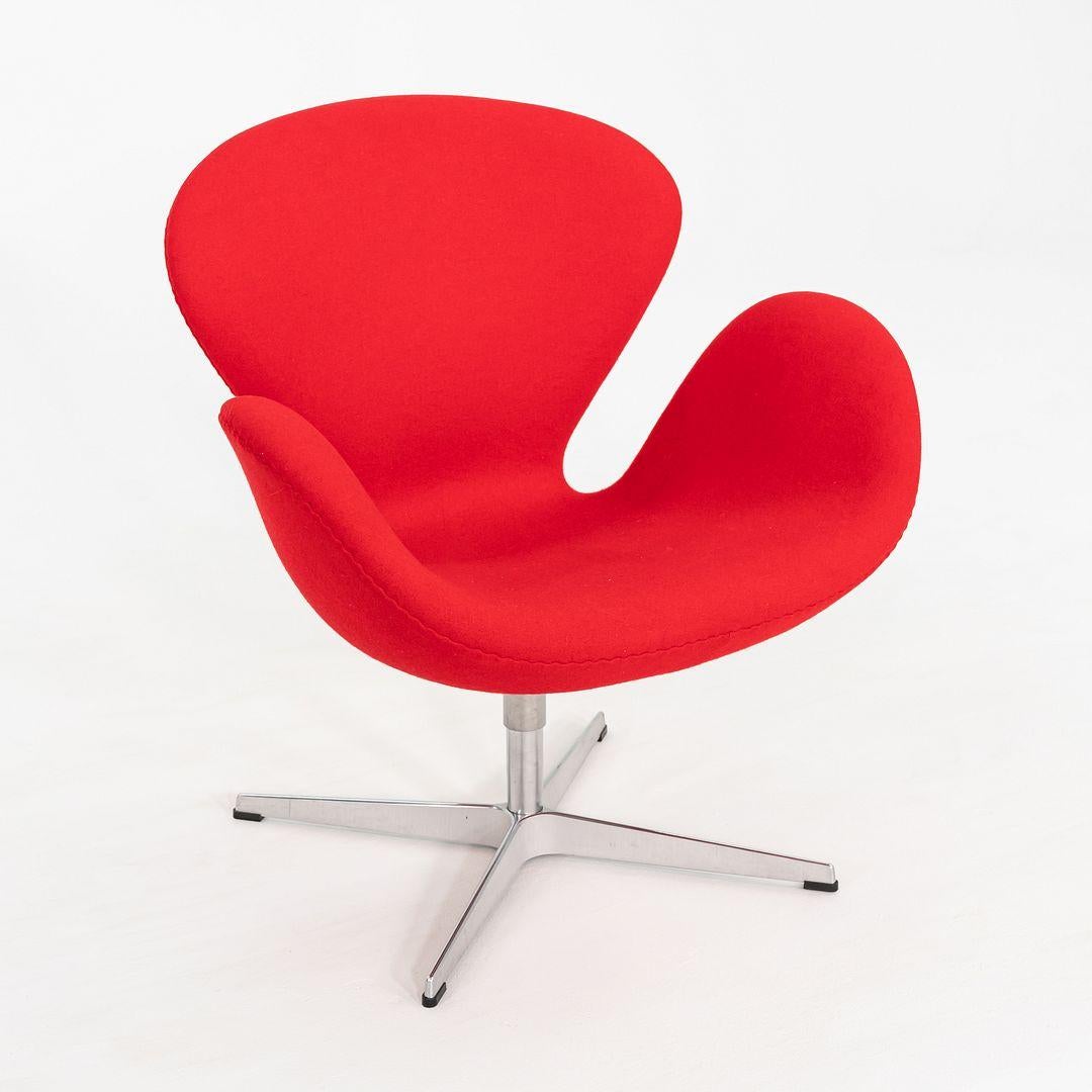 XXIe siècle et contemporain 2008 Arne Jacobsen for Fritz Hansen Swan Lounge Chair in Red Fabric 3x Disponible en vente