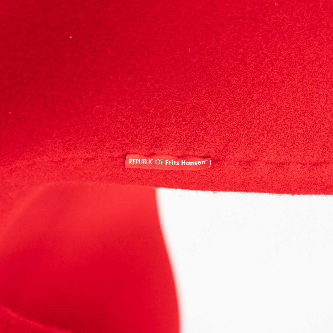Aluminium 2008 Arne Jacobsen for Fritz Hansen Swan Lounge Chair in Red Fabric 3x Disponible en vente