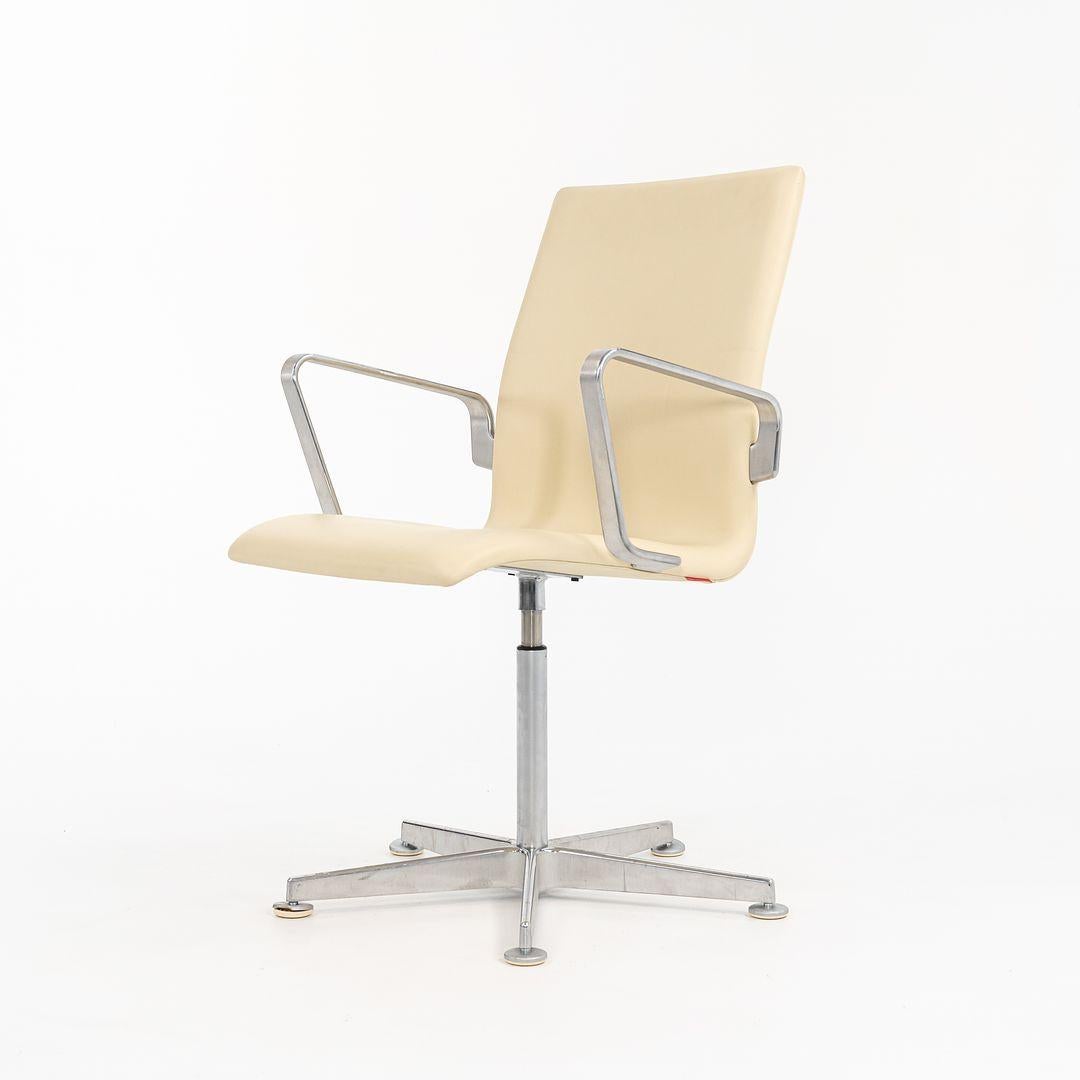 2008 Sedie basse Oxford di Arne Jacobsen in pelle color crema, modello 3291W in vendita 4