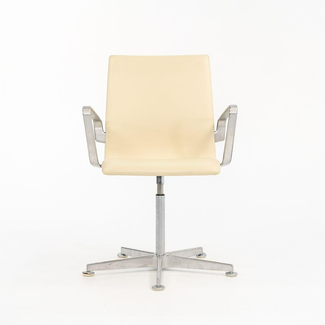 2008 Sedie basse Oxford di Arne Jacobsen in pelle color crema, modello 3291W in vendita 5