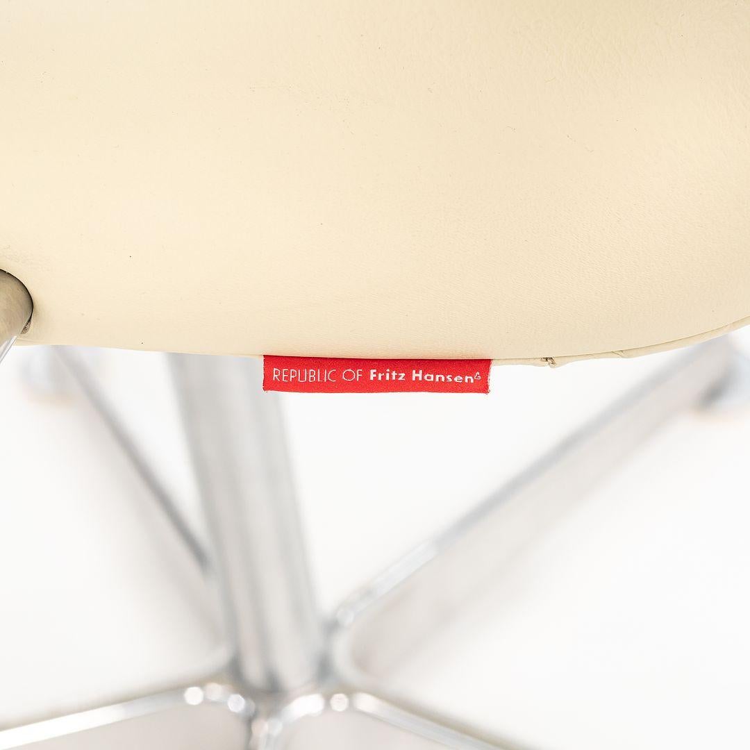Questa è una sedia da scrivania o da pranzo Oxford con braccioli, modello 3272W, disegnata originariamente da Arne Jacobsen per Fritz Hansen nel 1965. Questi esemplari risalgono al 2008 e sono stati prodotti in Danimarca. Il prezzo indicato