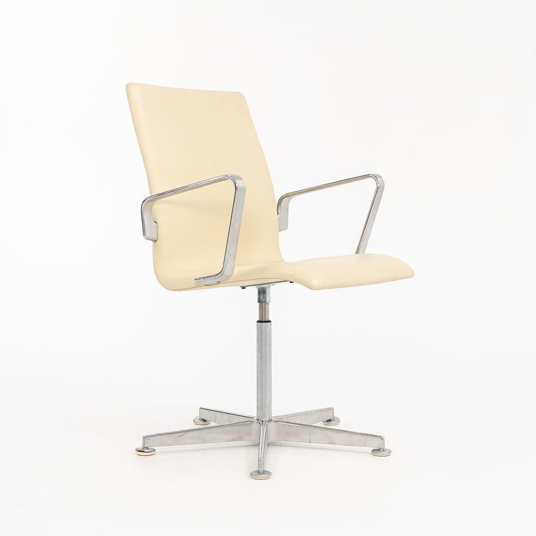 Moderno 2008 Sedie basse Oxford di Arne Jacobsen in pelle color crema, modello 3291W in vendita