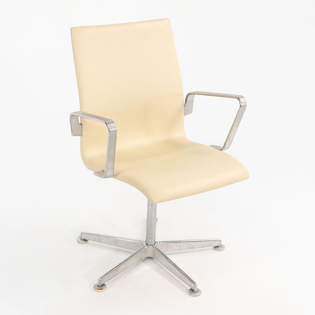 Danese 2008 Sedie basse Oxford di Arne Jacobsen in pelle color crema, modello 3291W in vendita