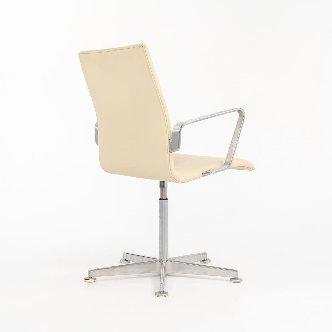 2008 Sedie basse Oxford di Arne Jacobsen in pelle color crema, modello 3291W In condizioni buone in vendita a Philadelphia, PA